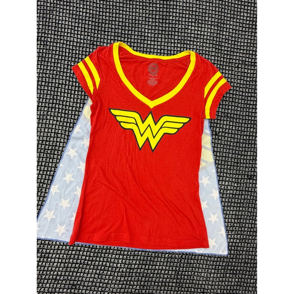 DC Comics Wonder Woman Cape T-Shirt Womens Medium Red Excellent Graphic Tee